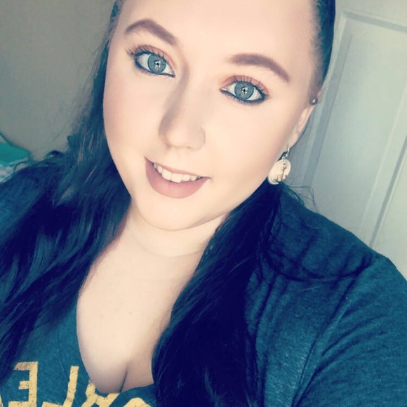 Meet your Posher, Hannah - Picture 1 of 1